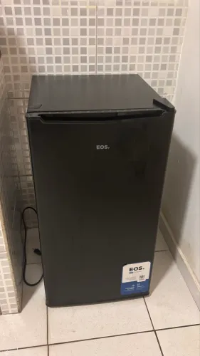 Frigobar EOS com capacidade de 93L preto