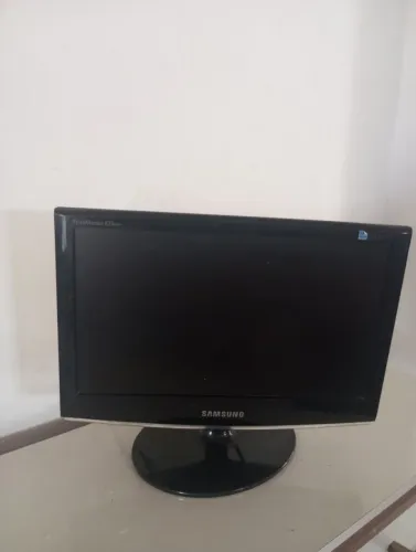 Monitor LCD Samsung SyncMaster 633NW de 15,6 polegadas.