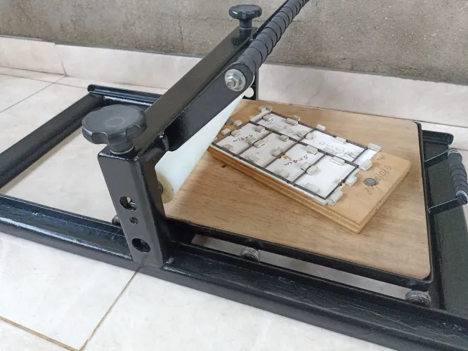 Máquina de Corte e Vinco Manual - Completamente Reformada (Pronta para Trabalhar!)