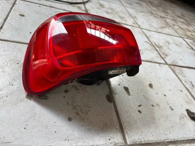 Vendo lanterna traseira do gol G 6