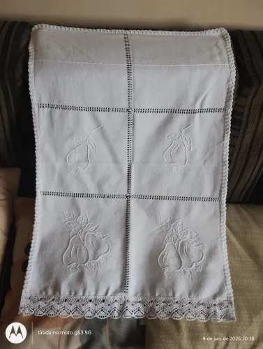 Pano de Prato bordado a mão com barra de renda, com bordado ao centro.