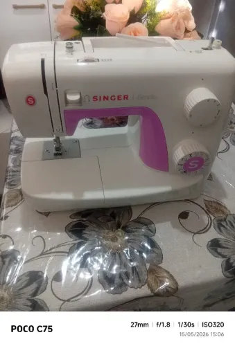 Vendo máquina Singer semi zera !(tel *96 pouca vezes usada 600 reais