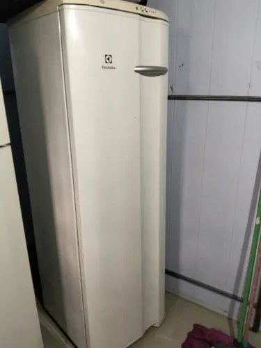 freezer Electrolux vertical fe26