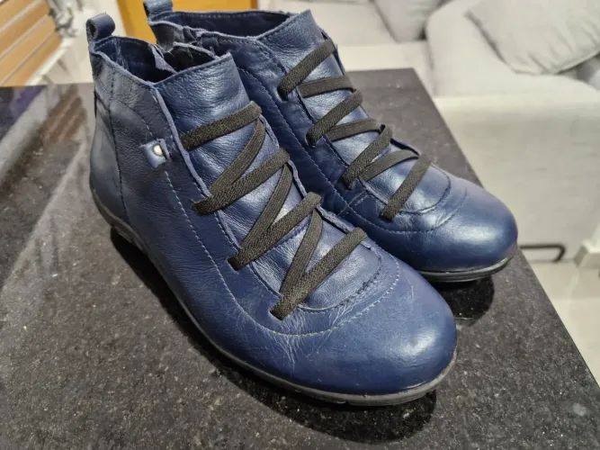 Botinha couro pelica azul nova
