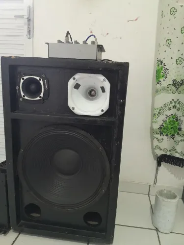 Vendo ou troco caixa de som por caixa trio.