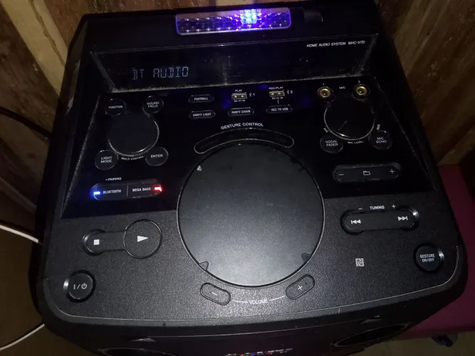 Caixa som Sony modelo MHC-v7D o grave dela e top e pra quem gosta de som auto .