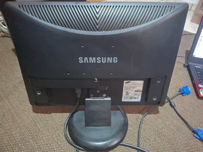 MONITOR SAMSUNG 19 polegadas, so aparenta um risquinho que nem da p ver quase, vga, dvi