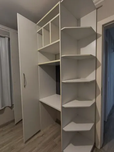 Guarda roupa solteiro c/ escrivaninha