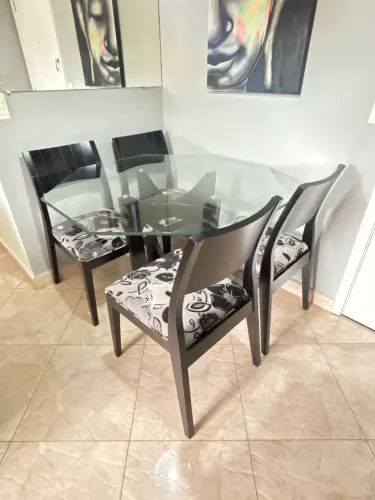 Mesa de vidro oitavada mais 4 cadeiras  115 cm x115 cm
