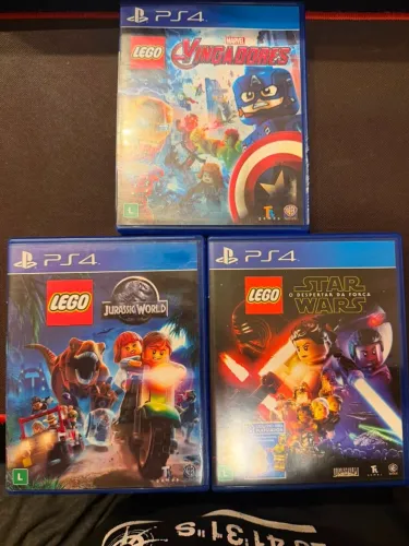Combo 3 Jogos LEGO PS4 - Jurassic World, Vingadores e Star Wars