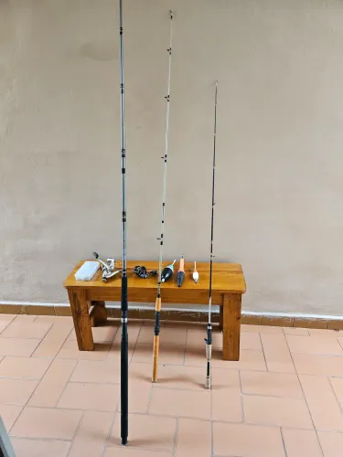 Varas, molinete, carretilha e tralhas de pesca