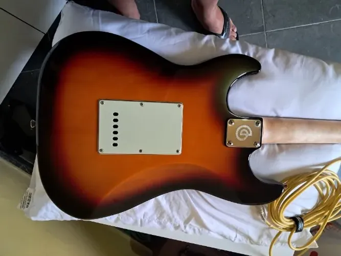Vendo uma guitarra linda novinha perfeita timbre maravilhoso limpo.