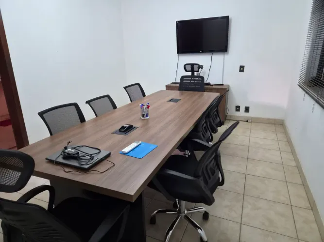 SALA DE REUNIAO COMPLETA. EXCELENTE ESTADO. POUCO USO.
