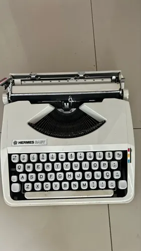 Máquina de escrever Hermes Baby