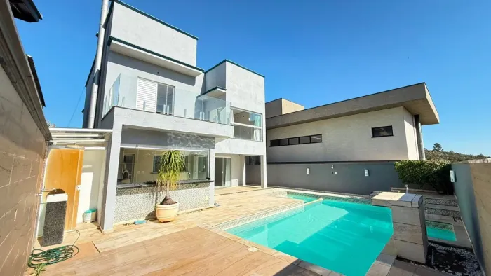 Casa Sobrado à Venda no Condomínio Terras de Atibaia I Conforto, Espaço e Lazer Completo
