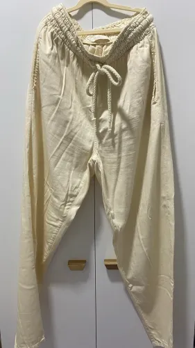 calça comprida ak jeans, tamanho m, na cor bege claro.