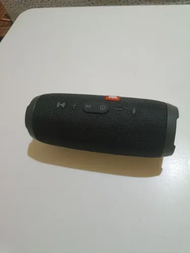 Caixa de som JBL em excelente estado de conservação