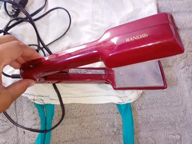 Prancha alisadora Bivolt R$15,00 Perfeitamente 