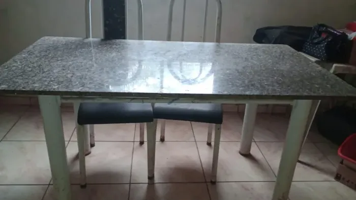 Mesa de jantar é um gauda roupa