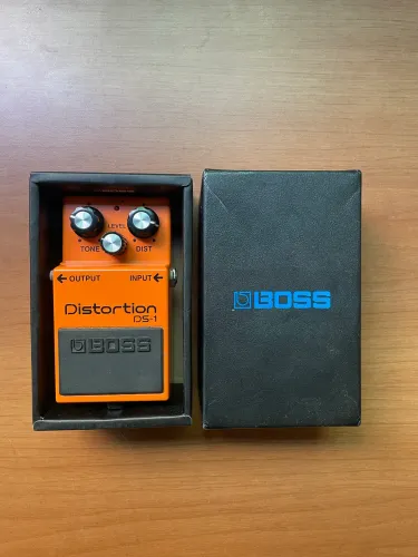 Pedal de distorção Boss DS1 para guitarra