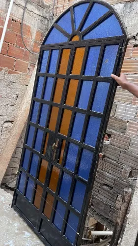 Vede-se porta de metalon duas abas 