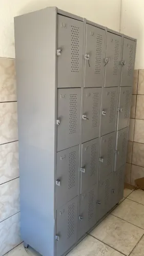 Armário de aço reforçado com 16 portas