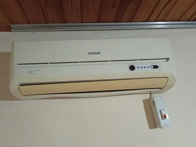 Vendo um ar condicionado 9 mil ptu barato p vende logo mil reais