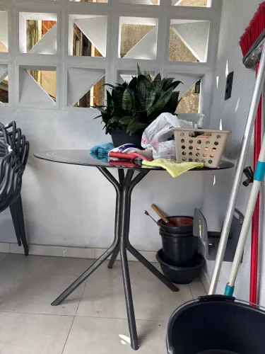 Mesa de metal com tampo de vidro