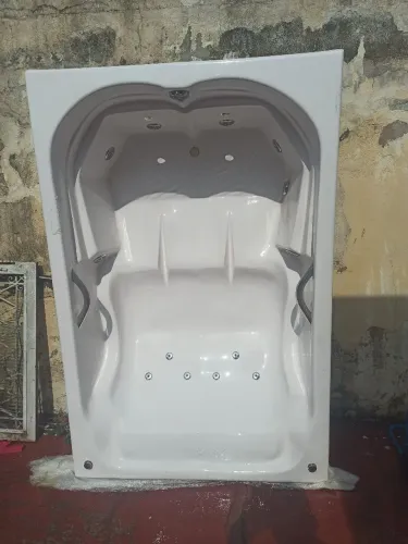 Vendo banheira Grécia dupla com hidromassagem NOVA NUNCA USADA com motor e acessórios 