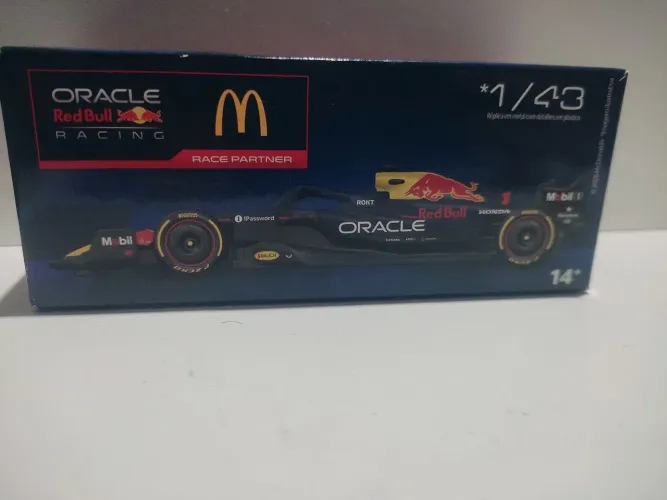Carrinho de fórmula 1 MC Donald's na caixa.