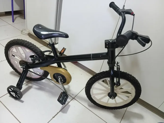 Bicicleta infantil tem que arrumar freio 