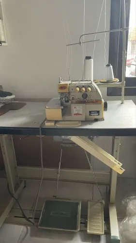 Vendo Overlock 3 fios + mesa + motor