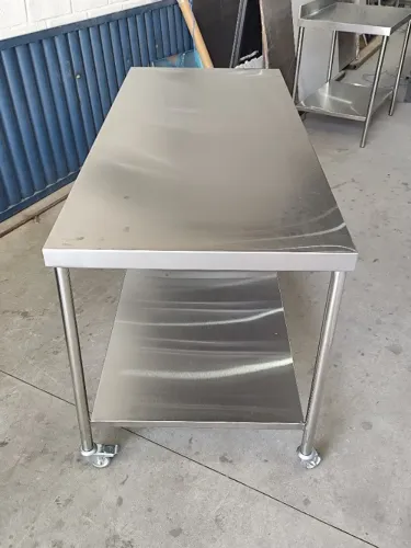 Mesa Inox 1,10x0,70x0,90m com Prateleira Inferior Lisa ou Gradeada