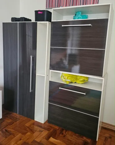 Três armários de parede à venda