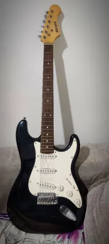Vendo guitarra stratosfer nova com capa de corpo de neoprene e capa protetora com alça