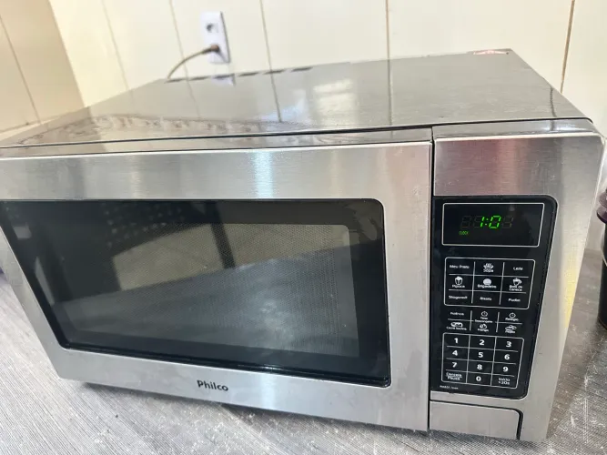 Microondas Philco preto com inox 32L
