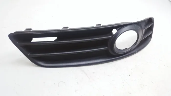 Moldura Farol Milha Direito Audi A3 2.0 2010 Nº8p0807682e Preto Direito