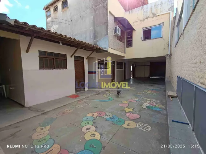 Conjunto comercial para locação com 6 salas, 3 banheiros, pátio grande no Alto Maron, Vitó