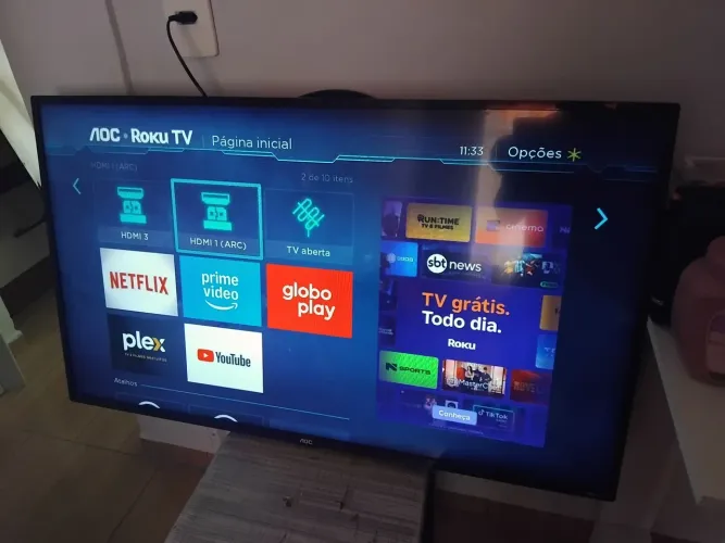 Tv smart 43" polegadas aoc roku com detalhe mas q não interfere