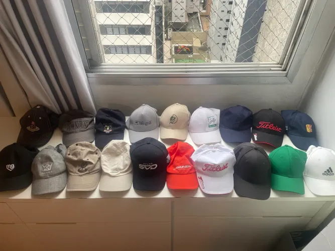 25 bonés variados