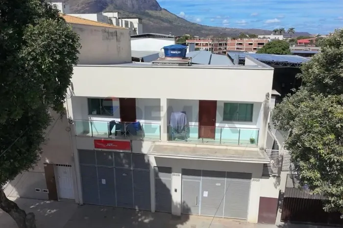 Galpão e dois apartamento a venda no Centro em GV