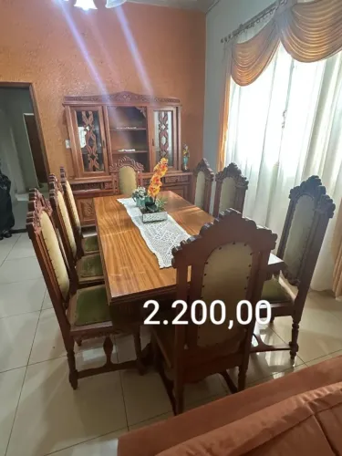 Mesa de jantar retangular e armário