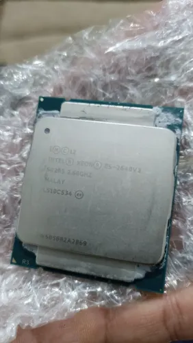 Processador Intel Xeon E5 2640 v3, funcionando perfeitamente.