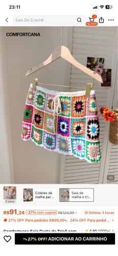 Saia curta de tricô com estampa floral colorida praiana