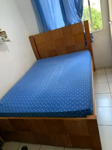 Cama casal madeira imbuia mel com colchao de molas Ortobom