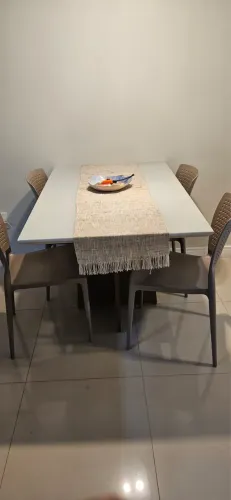 Mesa branca 4 lugares com Tampo de Vidro