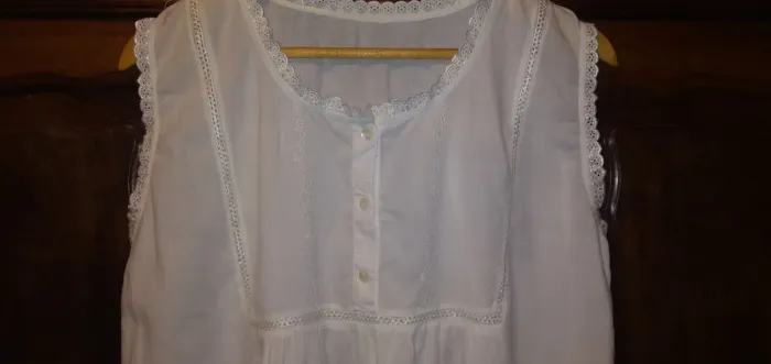 Camisola Vintage 100% de algodão, branca com bordado época C.G.C.lojas Riachuelo