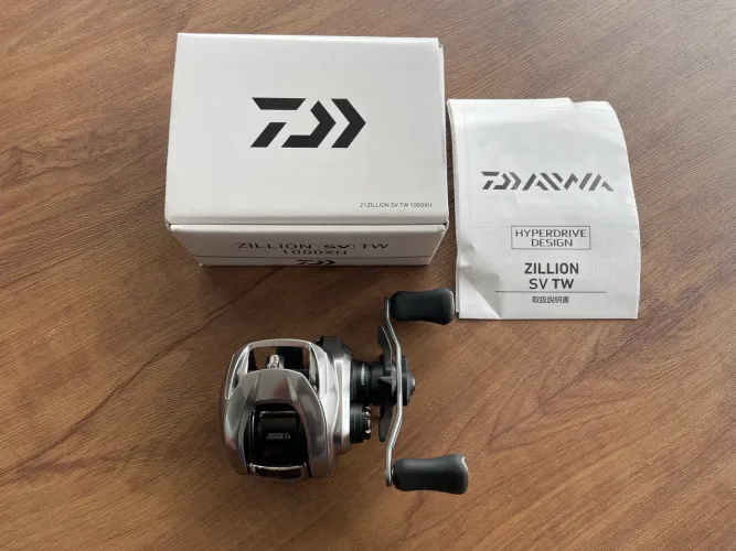 Carretilha de pesca Daiwa Zillion SV TW 1000XH lado direito