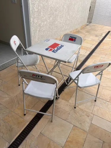 Mesa e cadeiras de ferro