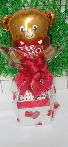 Cesta Box Romântica Com  Coração de Pelúcia Mini Caneca  Chocolates Balão e Mensagem. 
